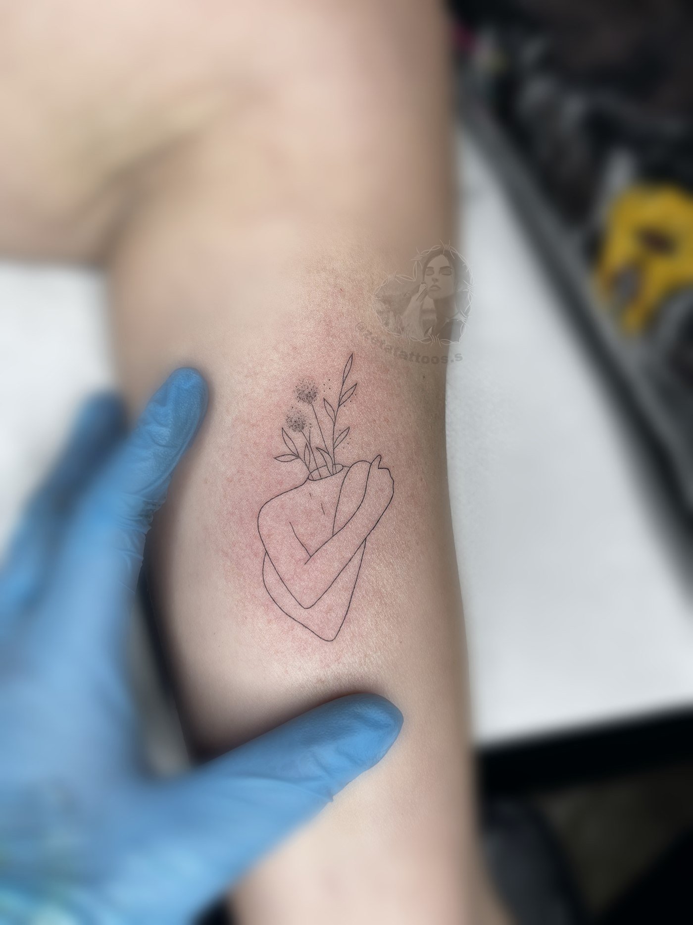 Corazón de manos con flores