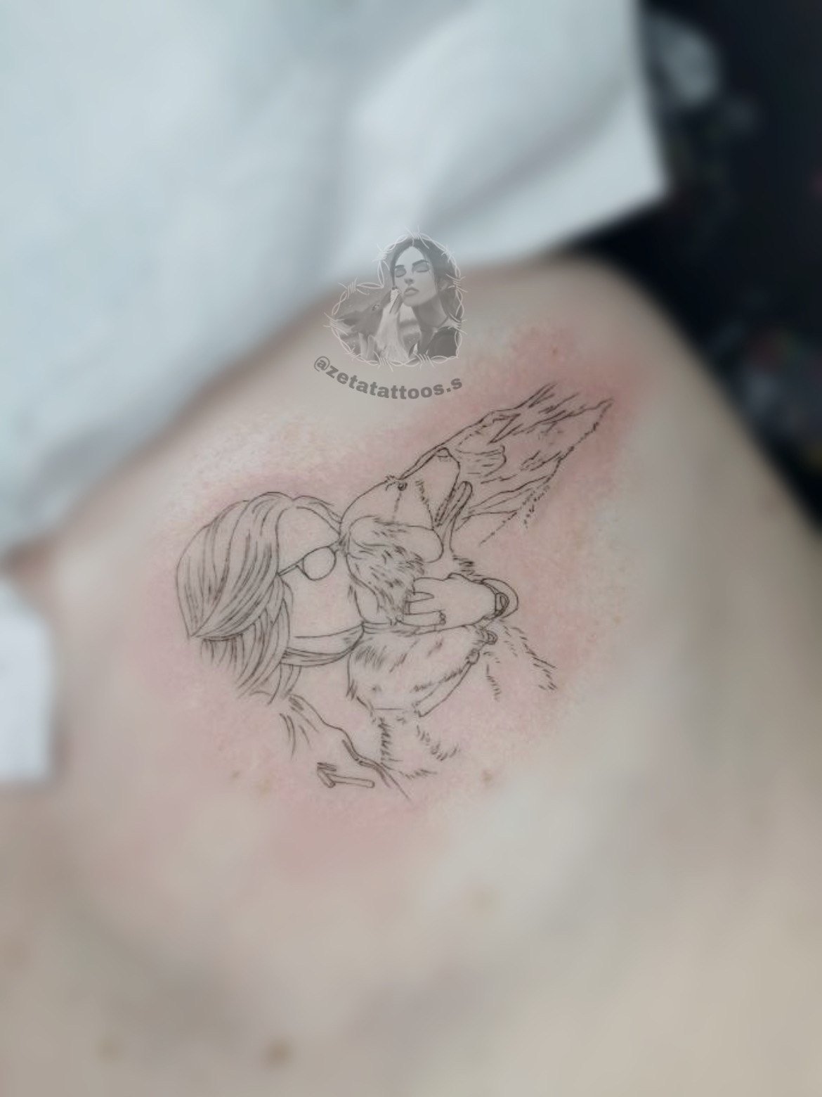 Mujer abrazando a su perro