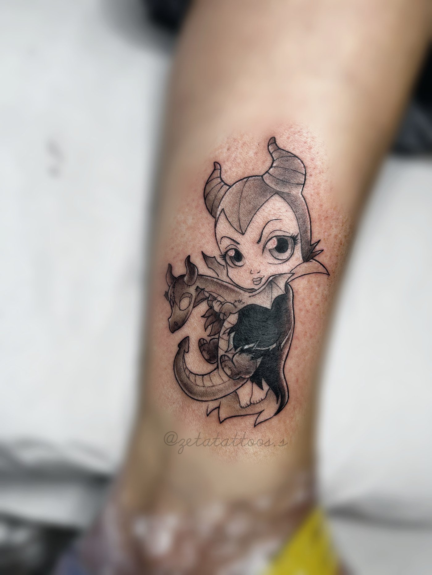 Maléfica con dragón bebé